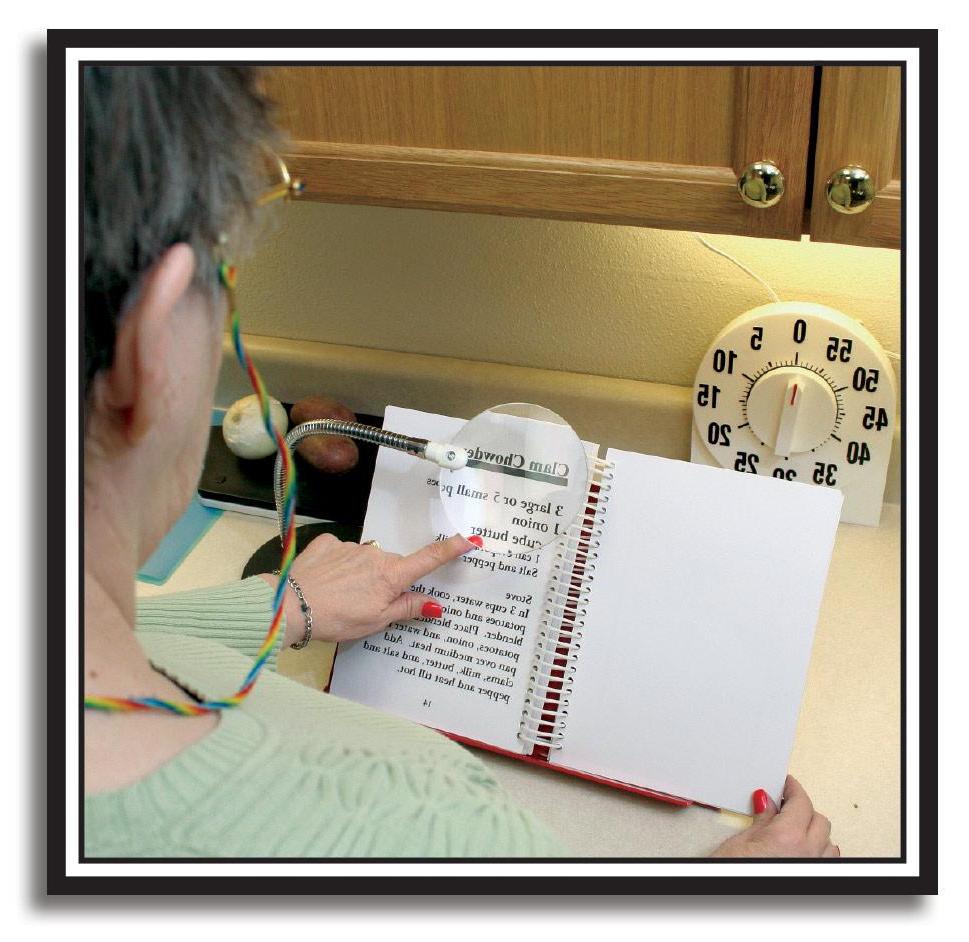 一个女人的照片在厨房里用放大镜阅读食谱